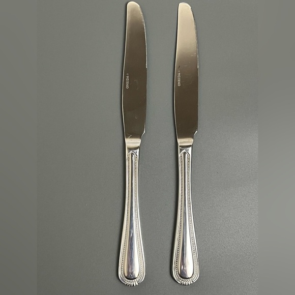 Oneida Countless Stainless 2 Dinner Knives Beaded Glossy Flatware E51N - Picture 1 of 9